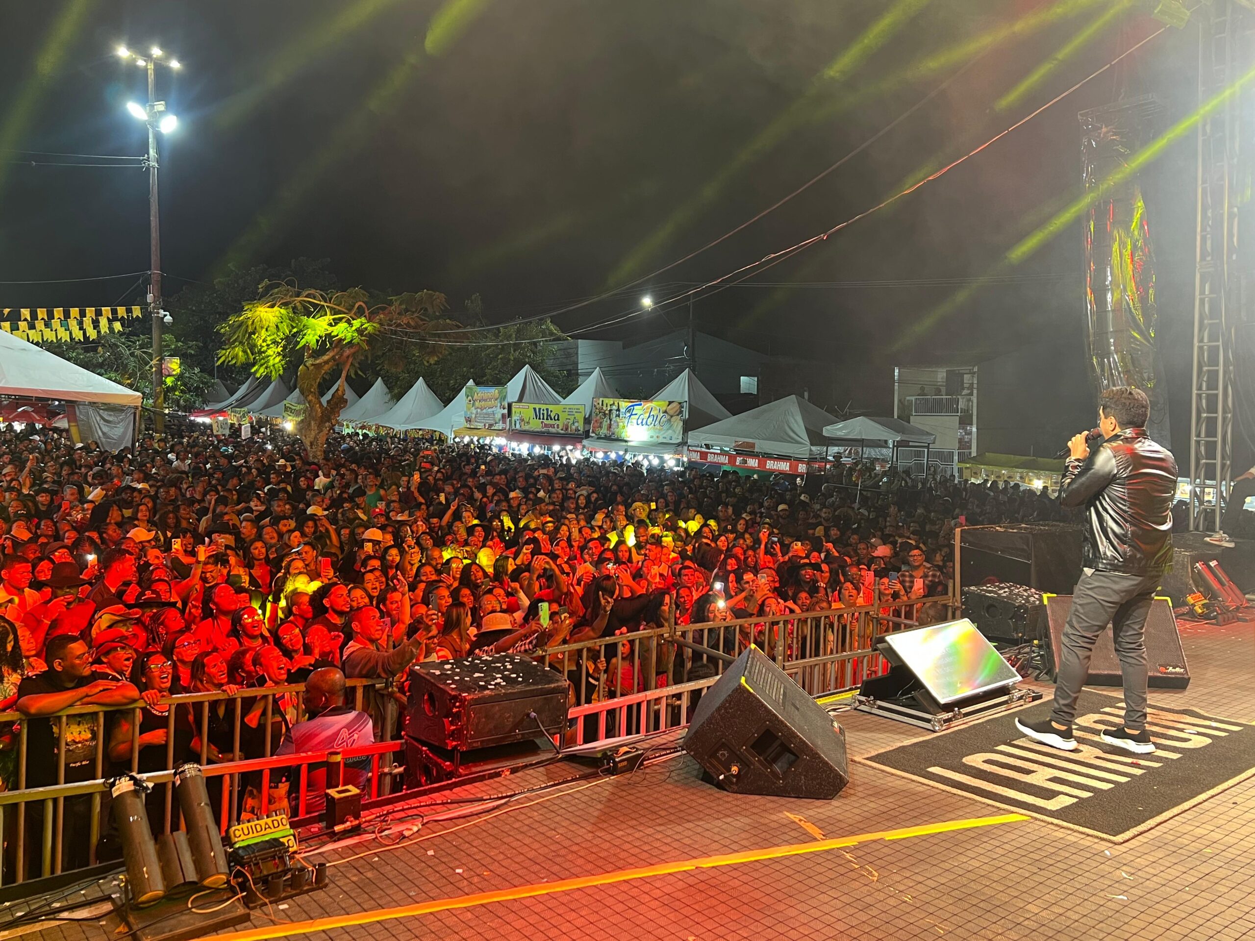 Praça lotada em Humildes no último dia do São Pedro: prefeito José Ronaldo destaca sucesso dos festejos