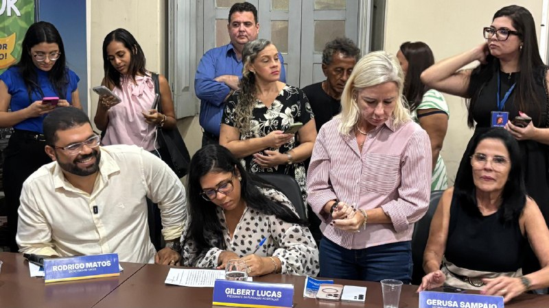 Prefeitura de Feira de Santana empossa 30 novos profissionais de saúde e assistência social