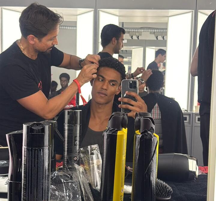 Jovem feirense que trabalhava como ambulante é destaque em desfile internacional