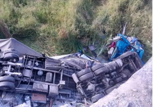 Carreta despenca após colidir com outra no Vale do Jiquiriçá