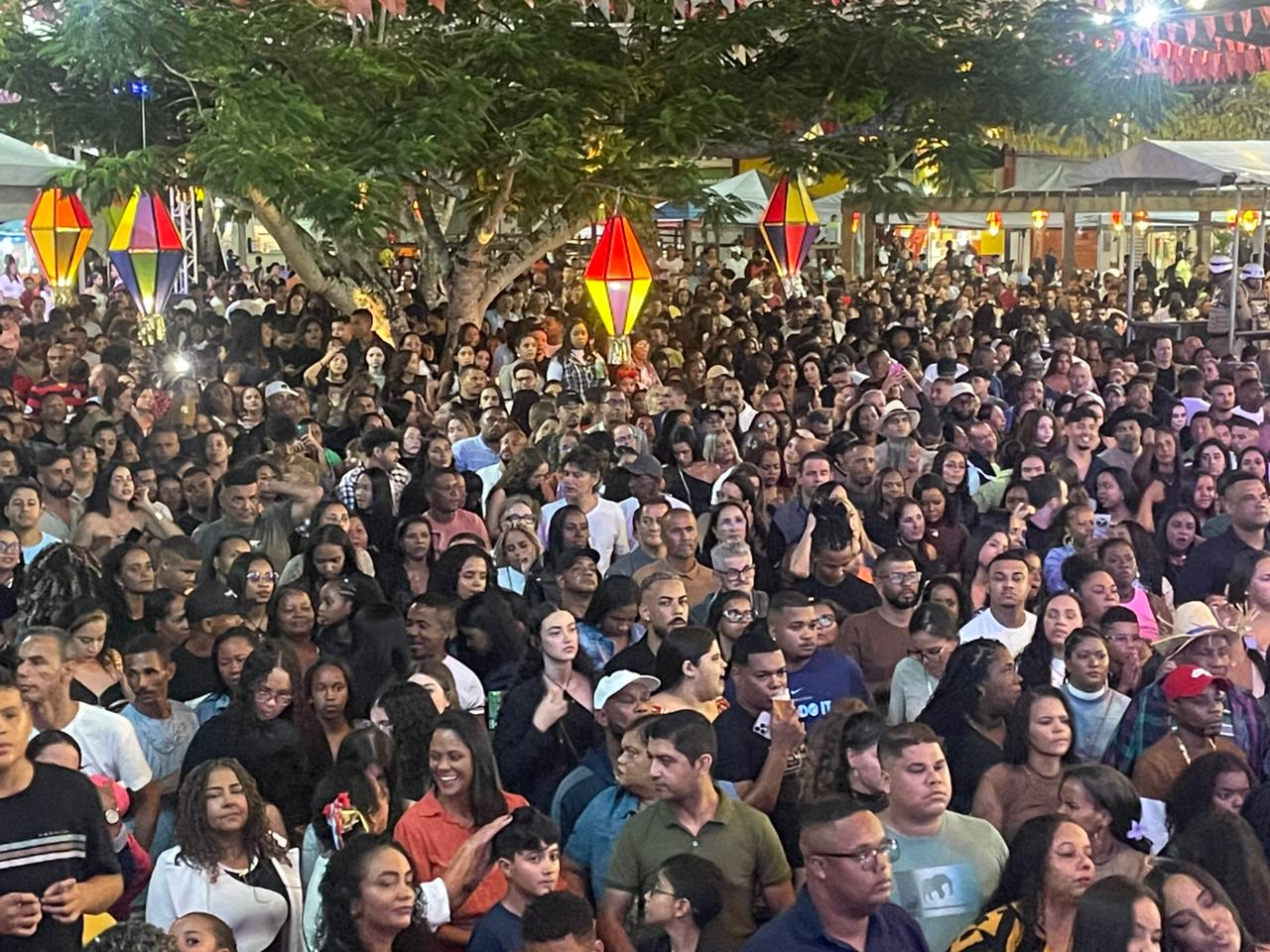 Léo Santana abre São João de Coração de Maria com praça lotada