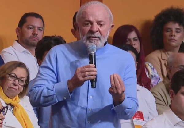 Lula pede fiscalização para que postos reduzam preço dos combustíveis: ‘Ou somos tratados como imbecis’