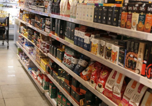 Após nove meses seguidos de alta, preços dos alimentos caem e prévia da inflação fica em 0,26%