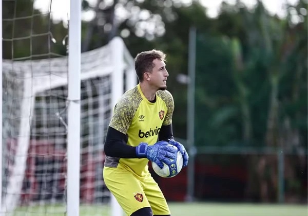 Pedido de Carpini, Vitória contrata goleiro Thiago Couto do Sport