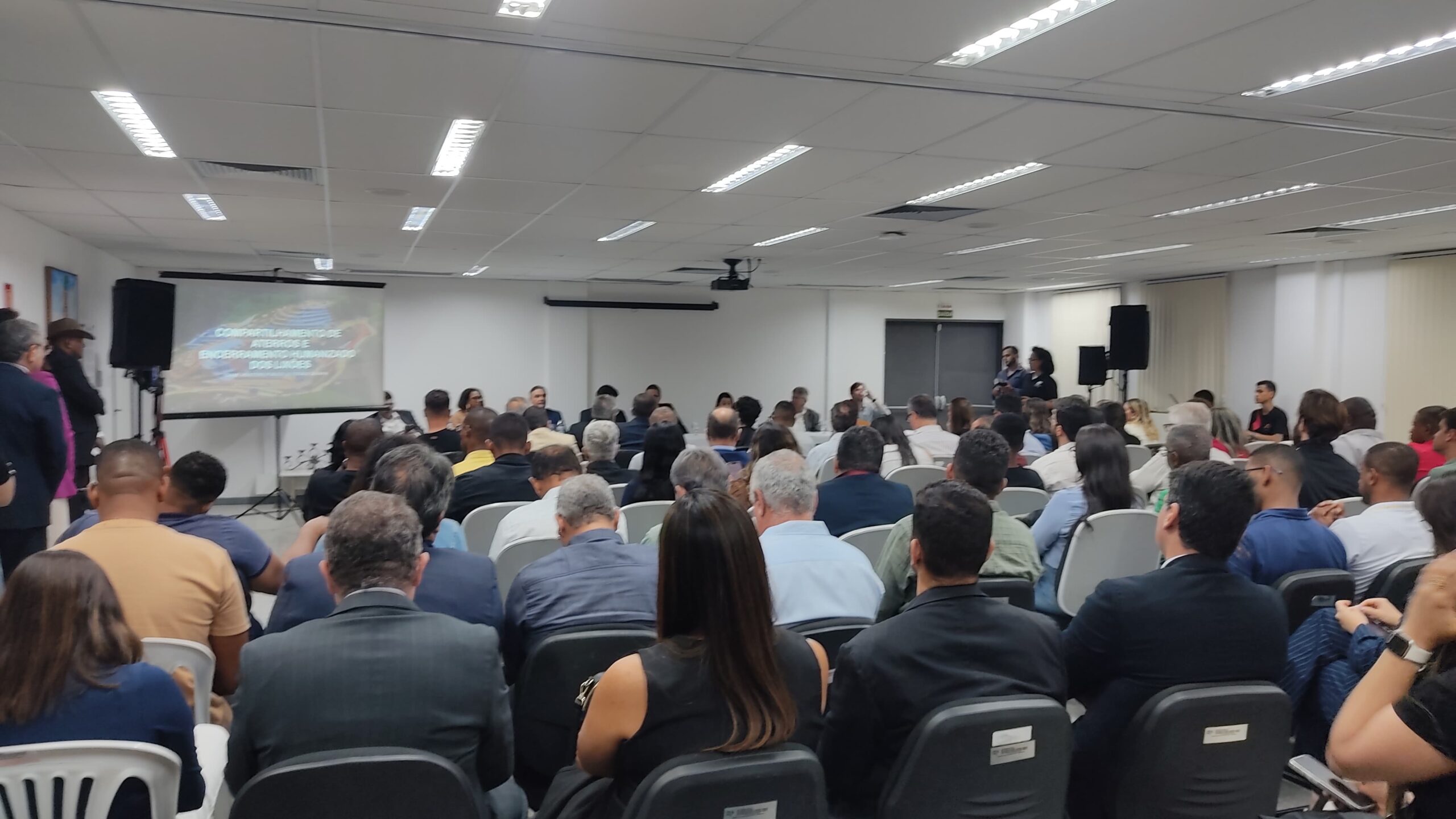 Feira de Santana sedia projeto-piloto para encerramento humanizado dos lixões na Bahia