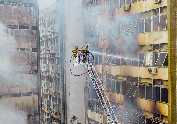 Bombeiros encerram combate a incêndio em casarões de Salvador após quase 40 horas de operação