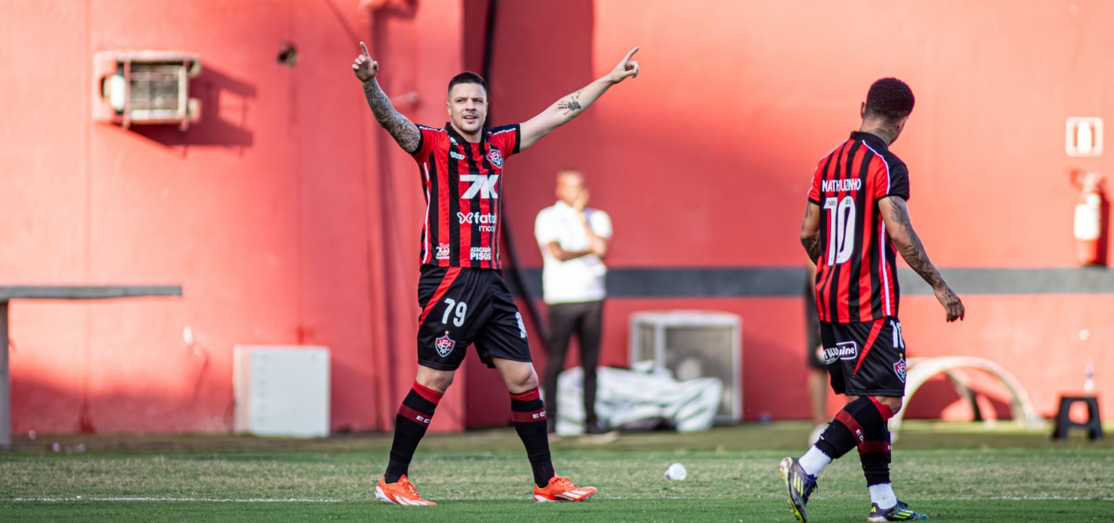 Vitória vence o Bragantino e deixa o Z-4 do Brasileirão