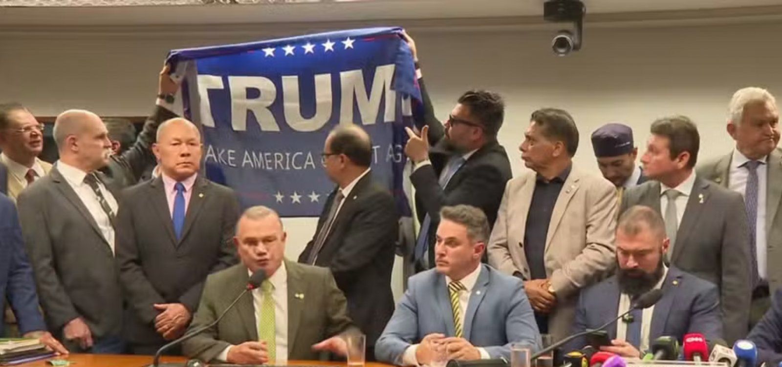 Após Motta proibir reuniões no recesso, oposição protesta com bandeira de Trump na Câmara