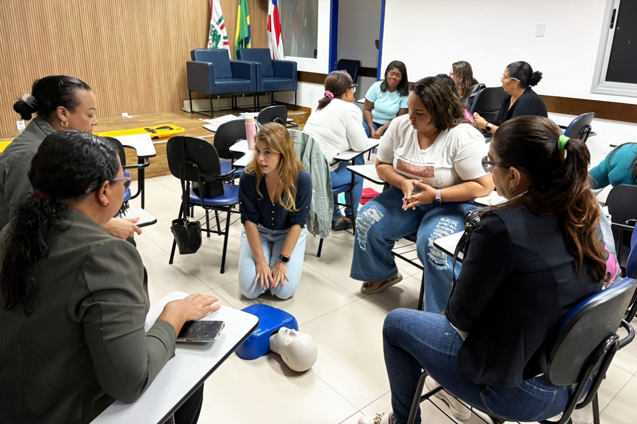 Enfermeiros e técnicos de enfermagem participam de capacitação sobre suporte básico de vida