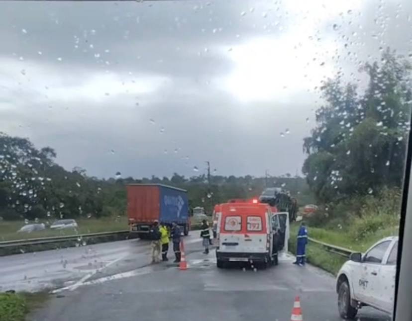 Colisão na BR-324 em Conceição do Jacuípe deixa dois mortos