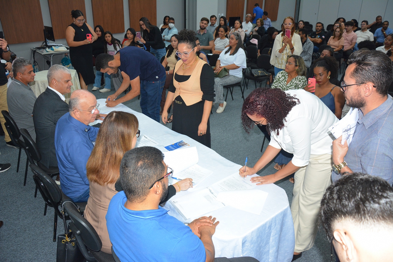 Prefeito José Ronaldo empossa mais 26 professores