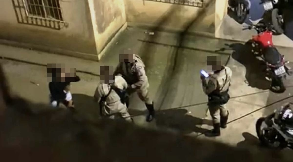 Agressão de policial a mulher em Feira será apurada por PM e Secretaria de Justiça