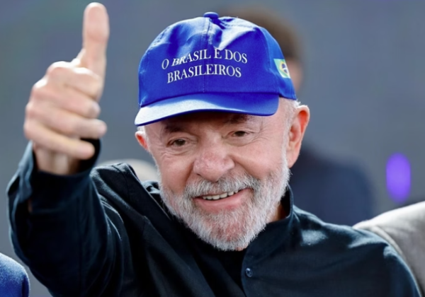 Lula usa boné ‘Brasil é dos brasileiros’ após crise com EUA