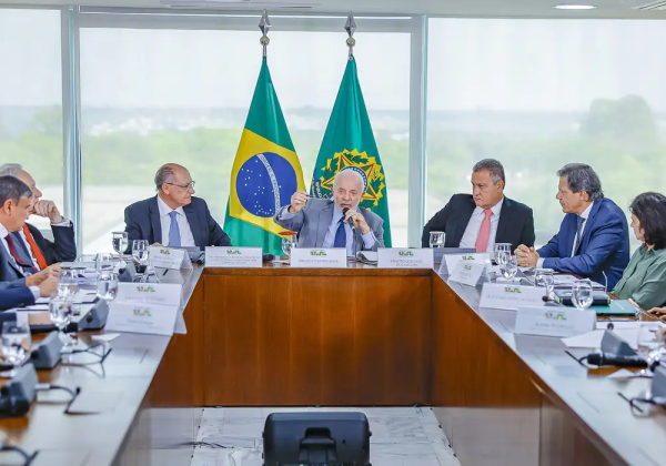 Lula cria comitê para avaliar possíveis impactos do tarifaço de Trump