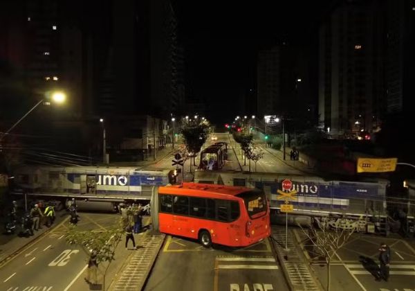 Ônibus parte ao meio em batida com trem e deixa 11 pessoas feridas