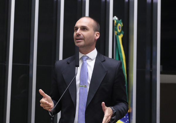 Eduardo Bolsonaro sugere retaliações dos EUA a líderes do Congresso caso anistia não avance