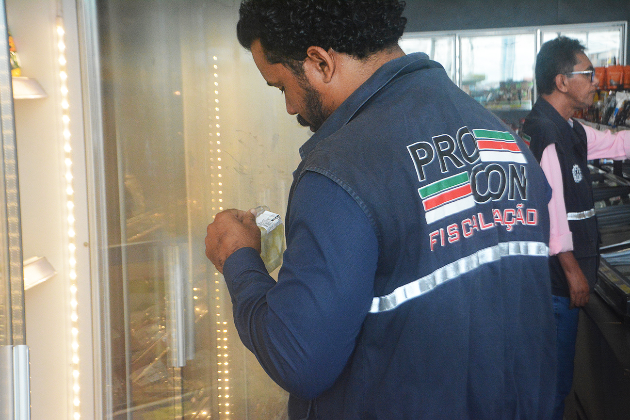 Procon fiscaliza delicatessens em Feira de Santana e encontra produtos vencidos em nove estabelecimentos