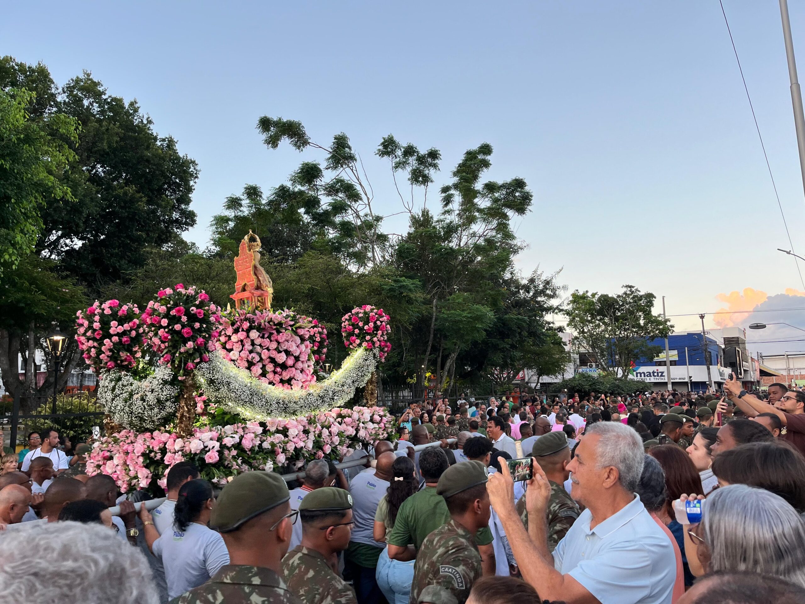 Multidão acompanha procissão de Senhora Sant’Ana no centro de Feira de Santana