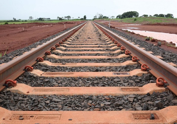 Brasil e China firmam acordo para estudar corredor ferroviário até o Pacífico