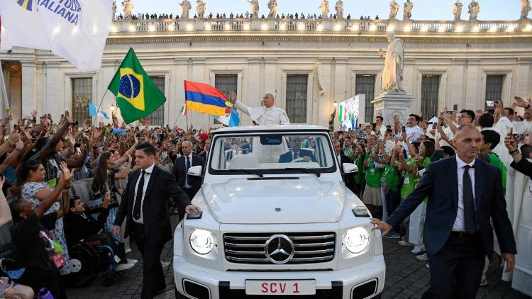 Jubileu dos Jovens tem início com Santa Missa e presença surpresa do Papa Leão XIV