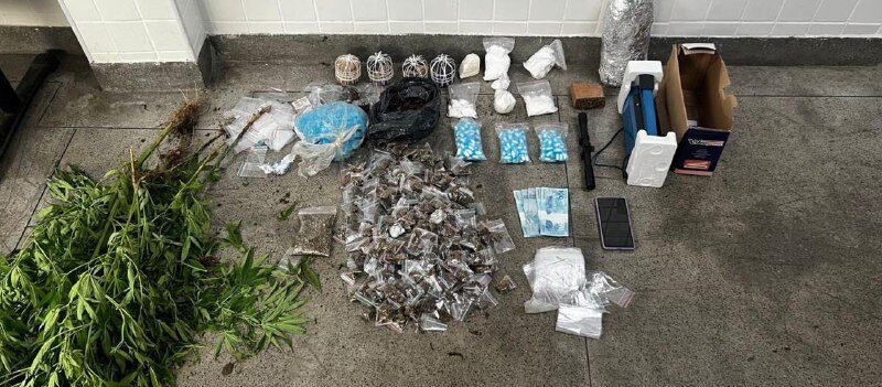 Polícia Militar apreende drogas e explosivos no bairro Conder, em Feira de Santana