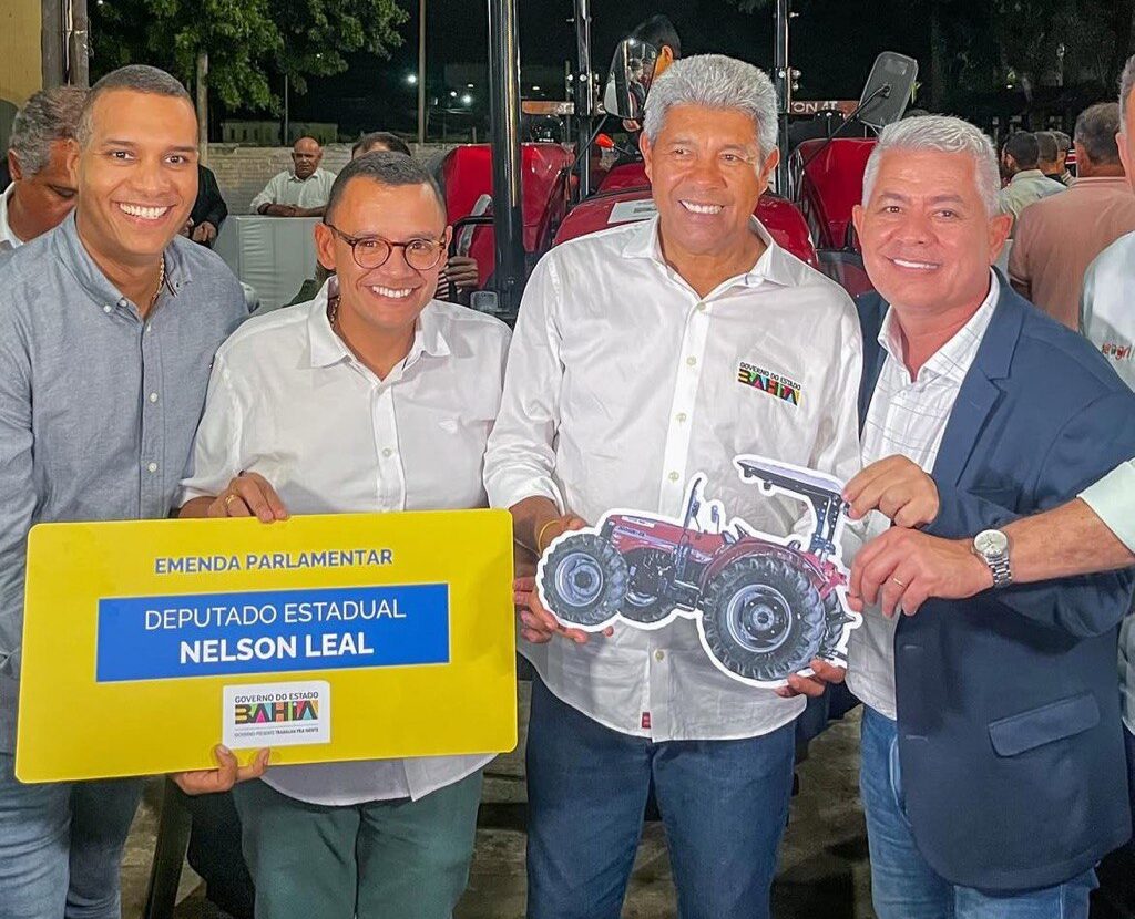 Prefeito Mauro Vieira recebe trator para fortalecimento da agricultura familiar