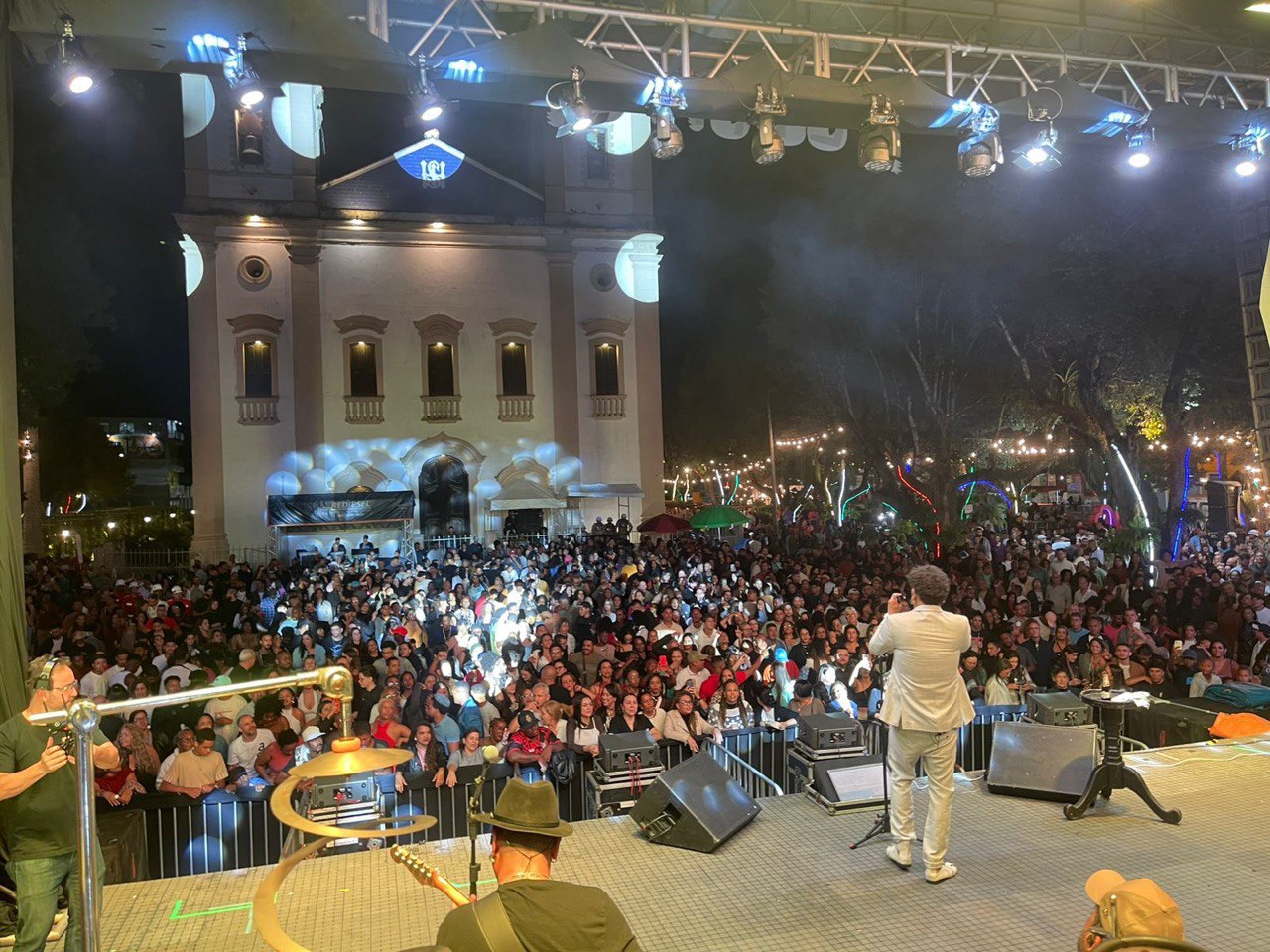 Teto, Jaú e Quintal de Tia Carla lotam segunda noite do Festival de Inverno em São Gonçalo dos Campos