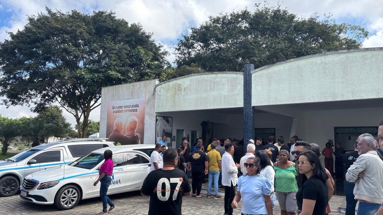 Sepultamento de Carlos Bojô reúne familiares e amigos em clima de comoção e homenagens em Feira de Santana