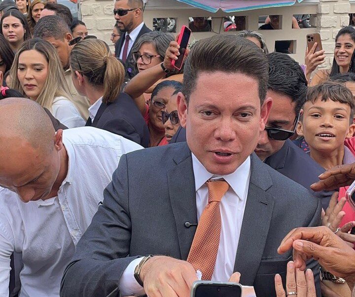 Bispo Bruno Leonardo visita Santa Casa de Feira de Santana e realiza doação