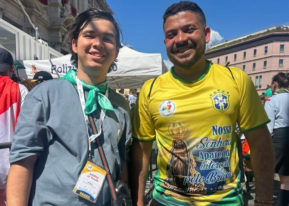 Jovens enfrentam calor e fila em Roma para visitar o túmulo do Papa Francisco durante Jubileu