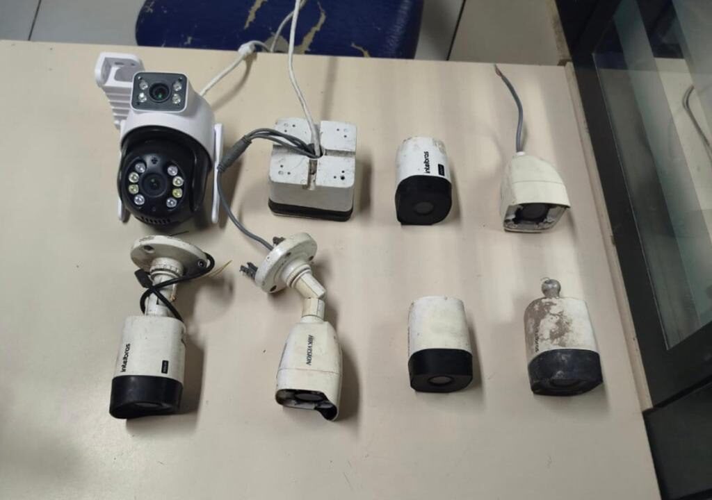 Polícia Militar apreende câmeras de videomonitoramento instaladas irregularmente em Feira de Santana