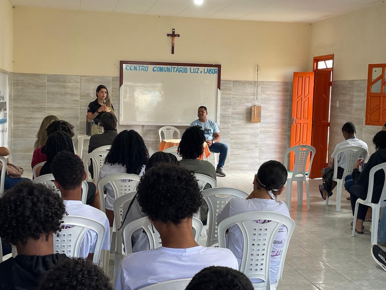 Deam de Feira de Santana realiza palestra para adolescentes no Projeto Jovem Social