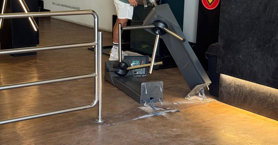 Mulher é flagrada por câmeras destruindo equipamentos em academias de Feira de Santana