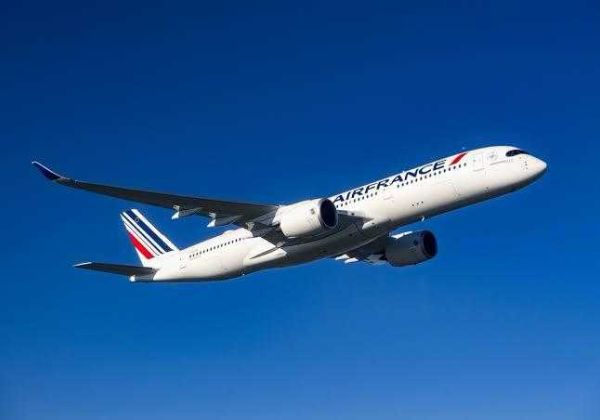 Passageiros abandonam avião em chamas após pane elétrica
