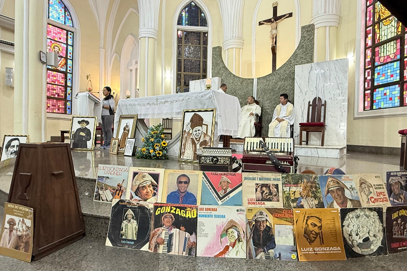 Missa em memória de Luiz Gonzaga celebra legado do Rei do Baião em Feira de Santana