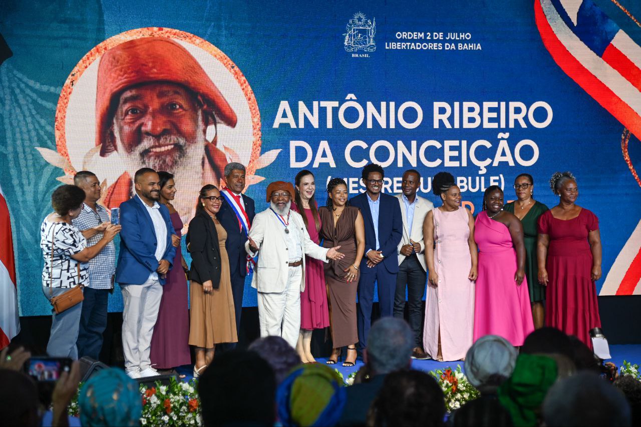 Bule Bule é homenageado com a Comenda da Ordem 2 de Julho em cerimônia no MAC Bahia