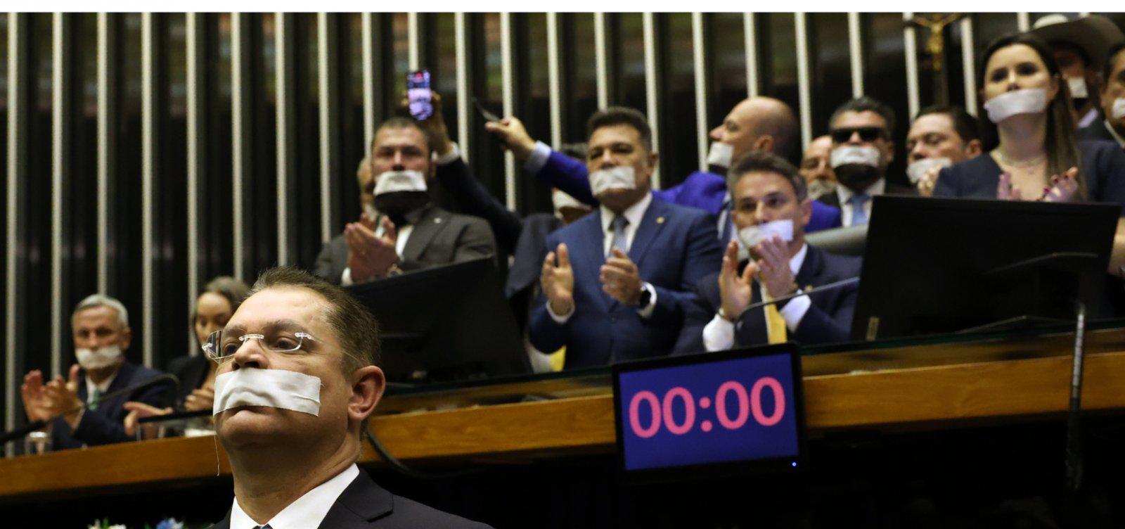Congresso paralisa atividades após protestos contra prisão domiciliar de Bolsonaro