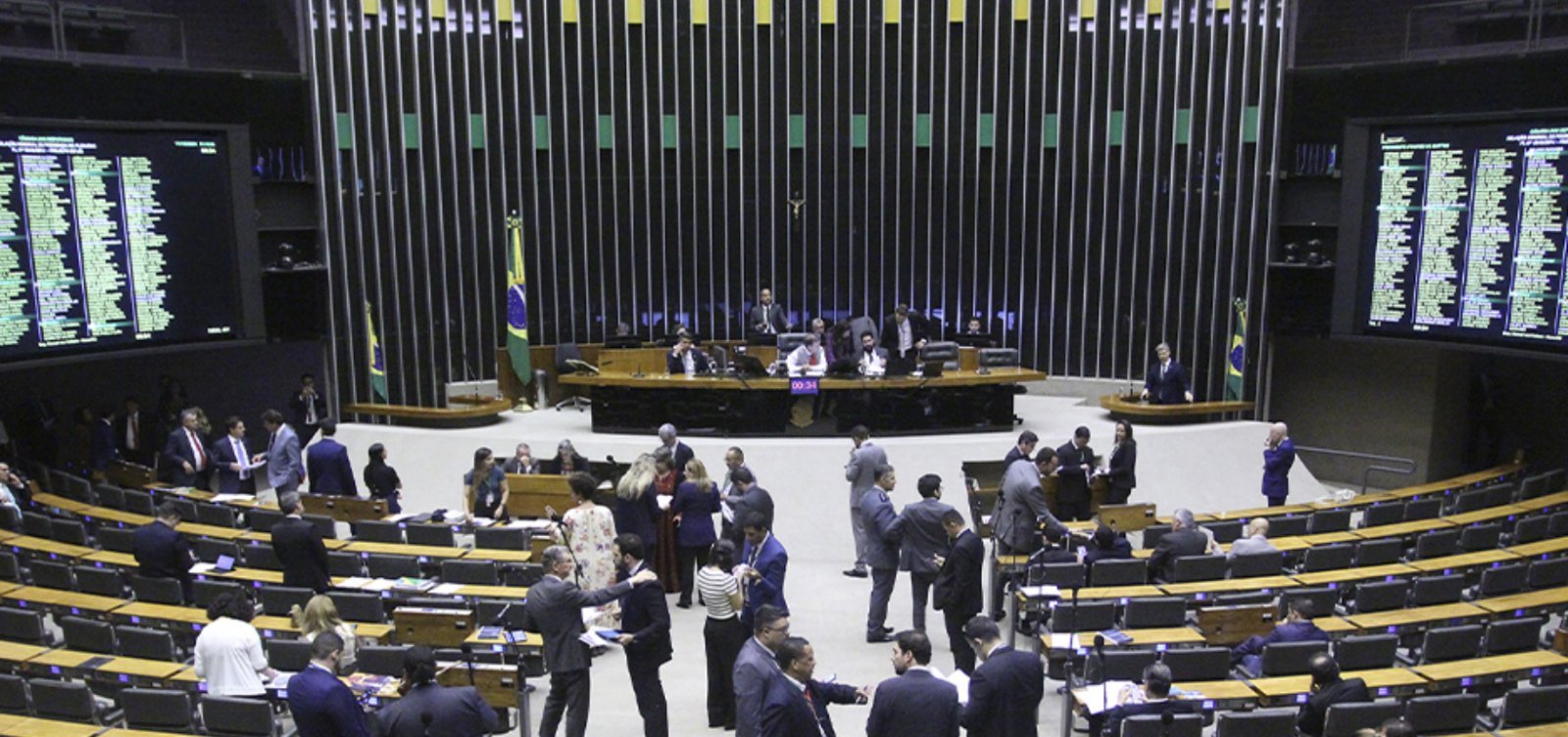 Câmara aprova projeto contra adultização de crianças nas redes sociais