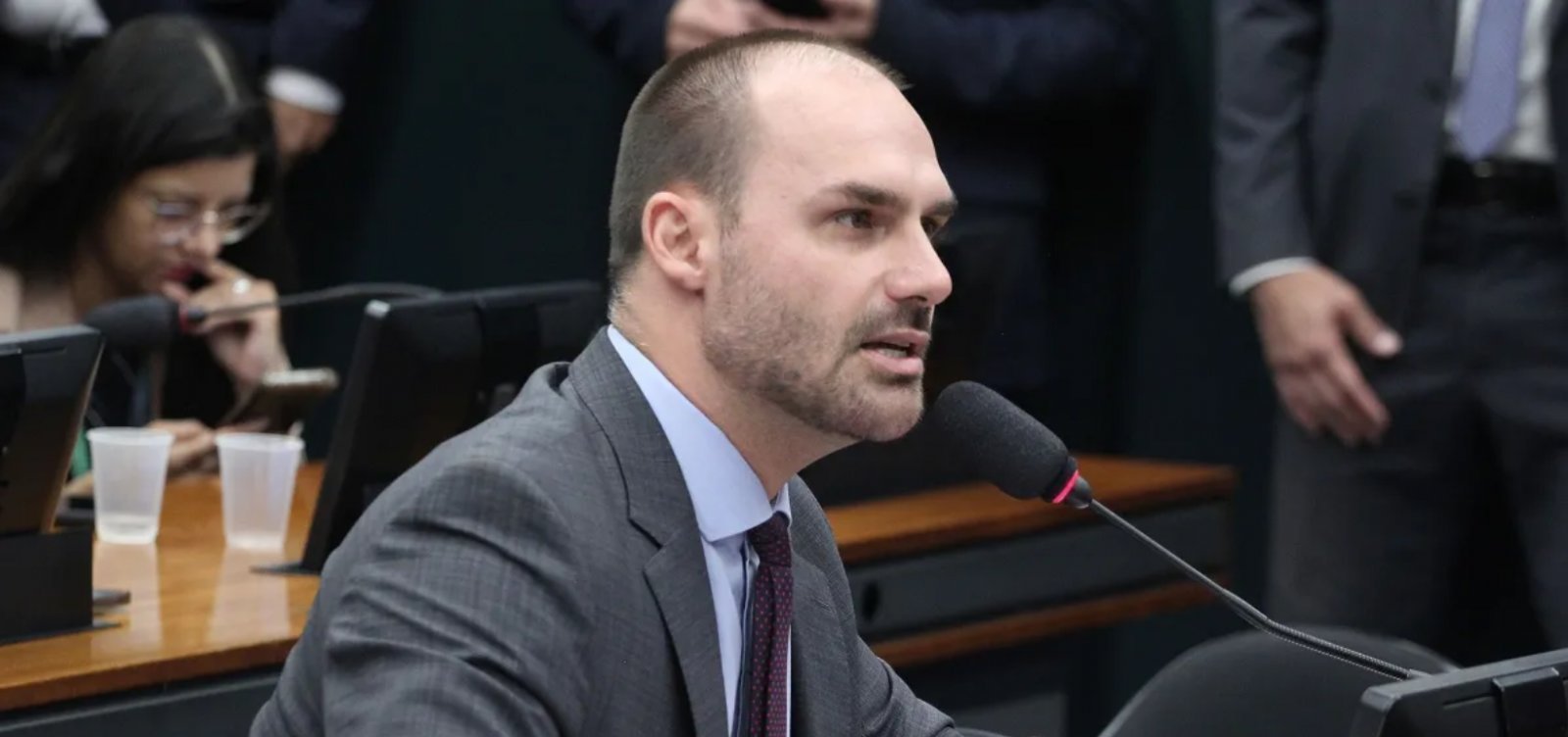 Eduardo Bolsonaro pede a Motta para exercer mandato no exterior