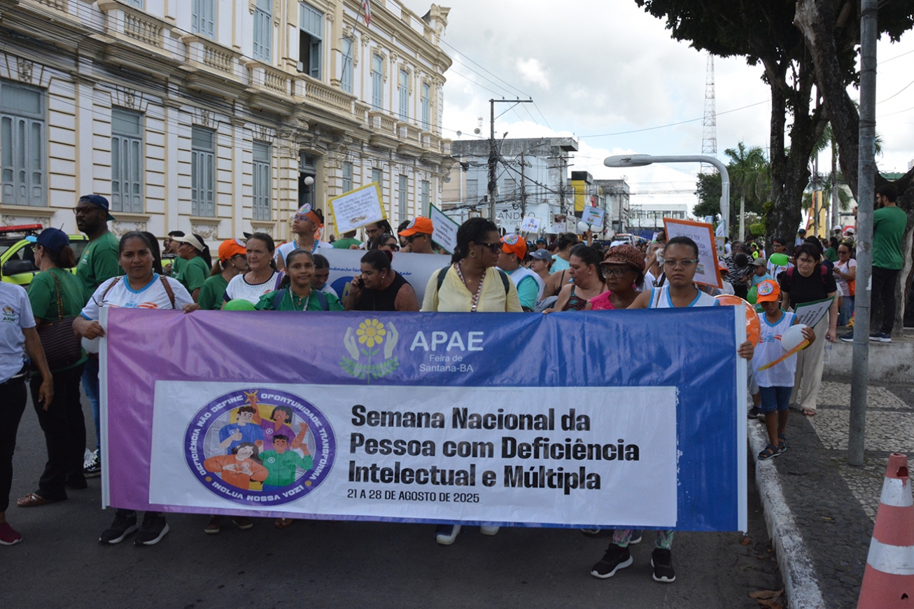 Família Apae realiza caminhada e promove evento no centro de Feira