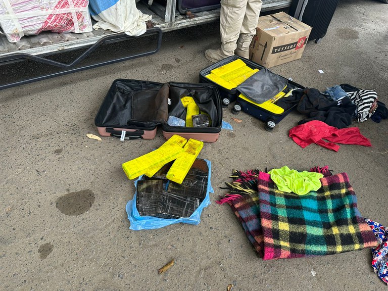 PRF intercepta passageira com 24 kg de drogas na BR-116 em Feira de Santana