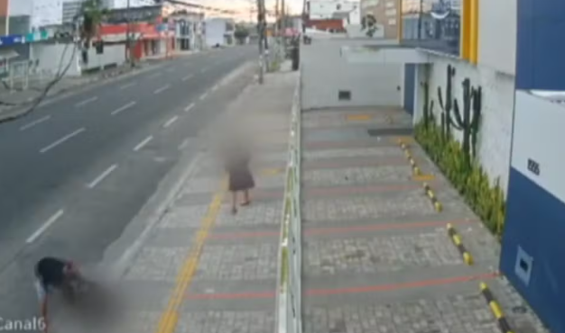 Idosa é assaltada e agredida no centro de Feira de Santana