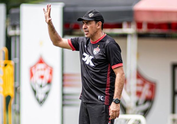 Vitória fecha 1º turno sem vencer fora e busca reação no Brasileirão