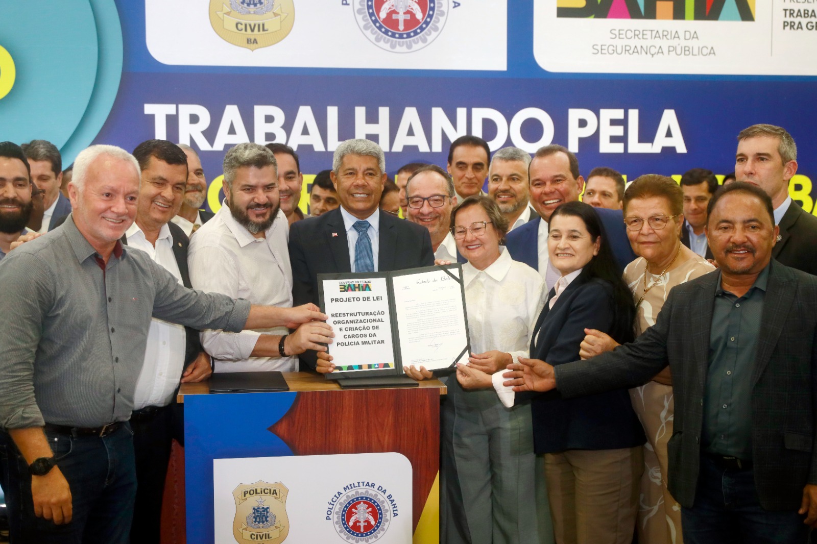 Governador entrega novas viaturas e assina projetos de lei que reestruturam a organização da segurança pública na Bahia