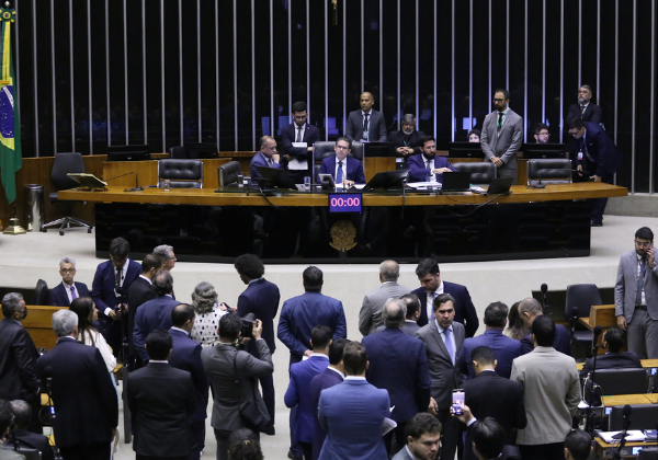 Câmara pede suspensão de cinco deputados por motim; saiba quem são