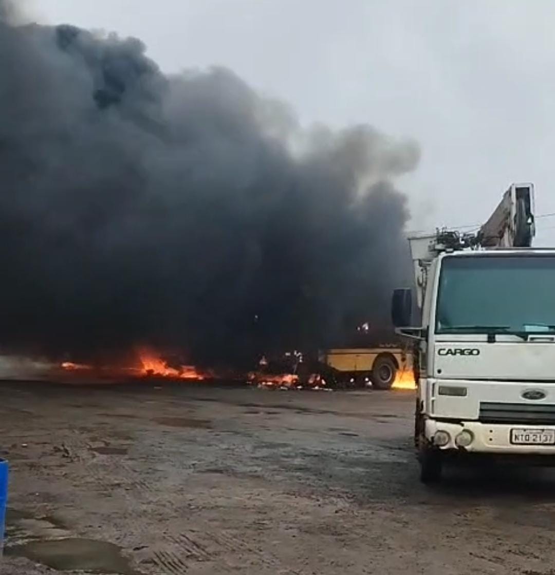 Incêndio destrói cinco ônibus escolares da Prefeitura de Santo Estêvão