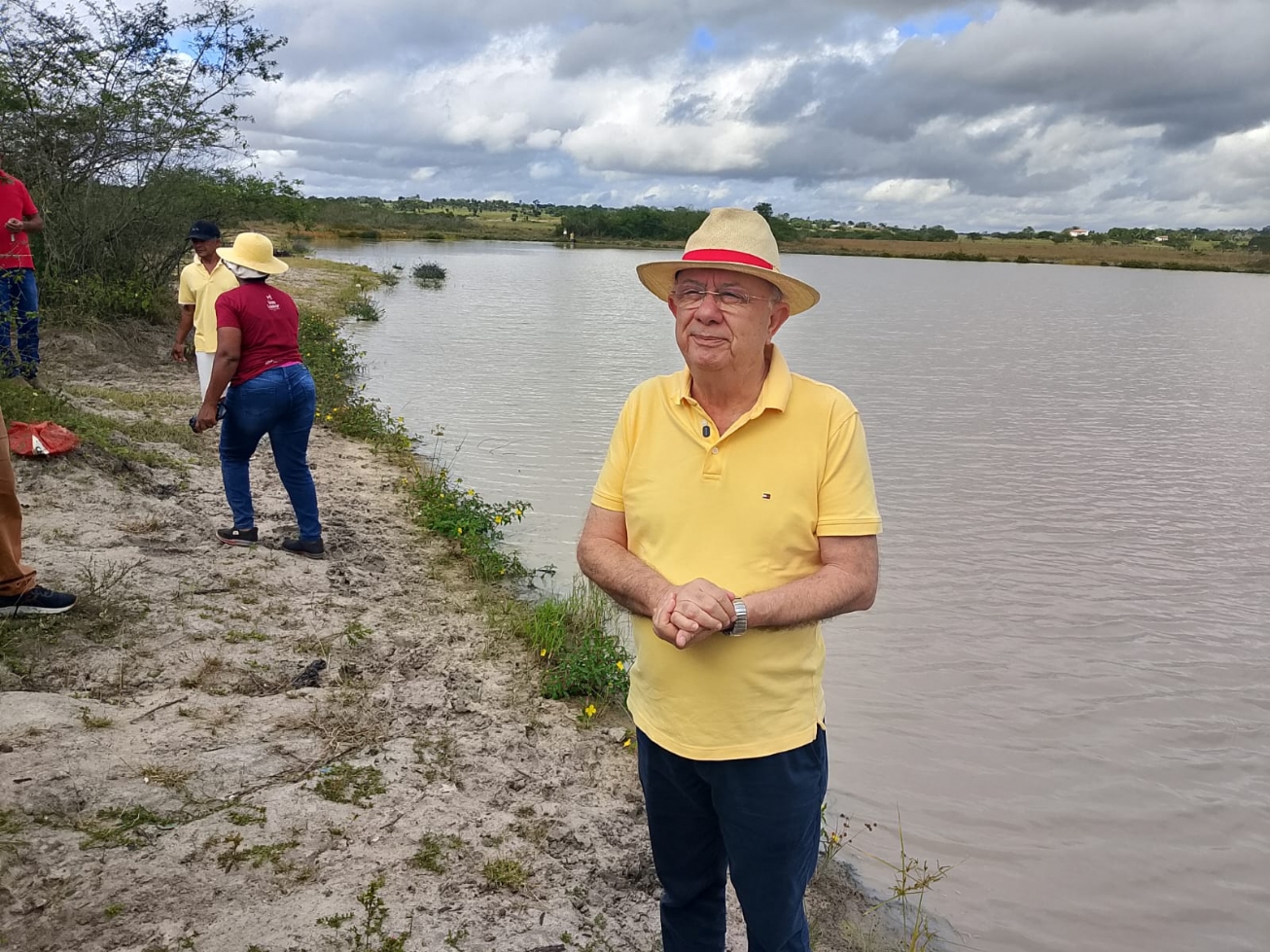 Prefeito autoriza limpeza da Lagoa Grande, em Maria Quitéria, e discute revitalização
