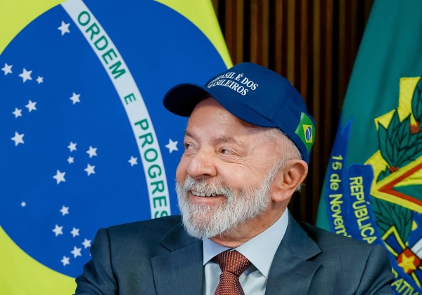 Em reunião ministerial, governo Lula anuncia mudança no slogan