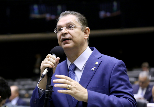 Líder do PL pede perdão a Hugo Motta após ato da oposição