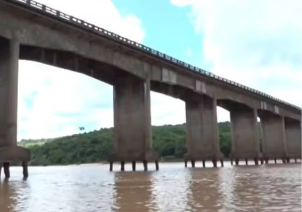 Tráfego de veículos pesados volta a ser suspenso na ponte sobre o Rio Jequitinhonha